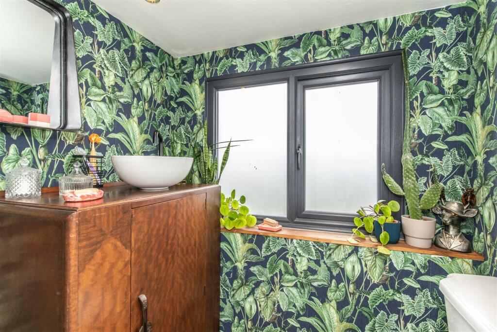 SECOND FLOOR W/C / LAUNDRY ROOM