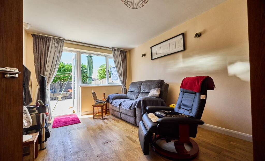 Lounge to Rear