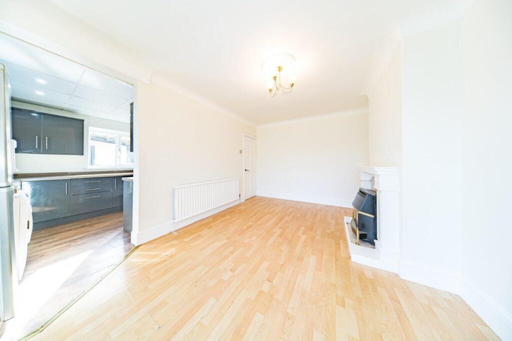 55 Fairholme Avenue sitting room 2.jpg