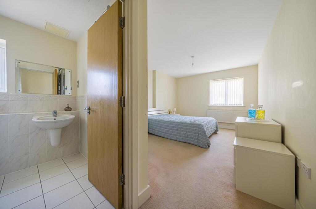 Davidson Frost-Wellings,DFW, En suit bedroom.jpg