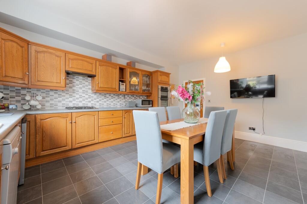 KITCHEN DINER AND LOUNGE