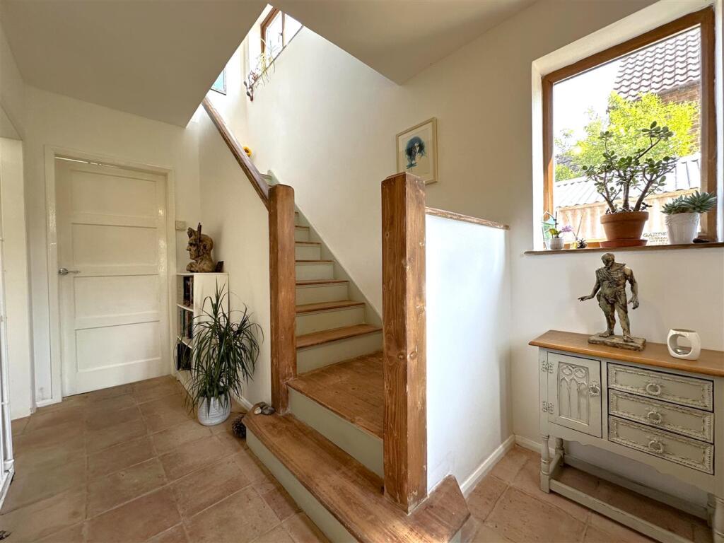 Inviting Entrance Hall 021