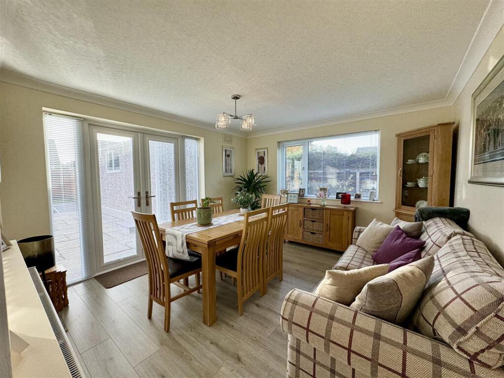 Separate dining room/third bedroom