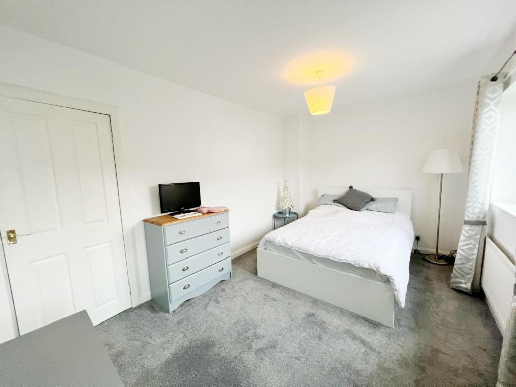 Bedroom 1 pic 2.jpg