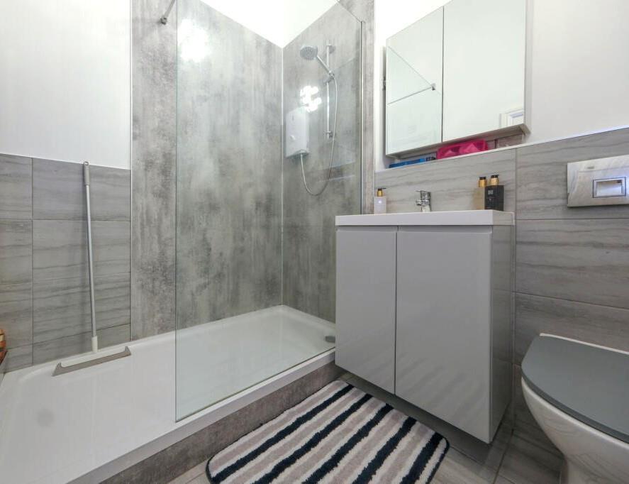 bathroom grovea.jpeg