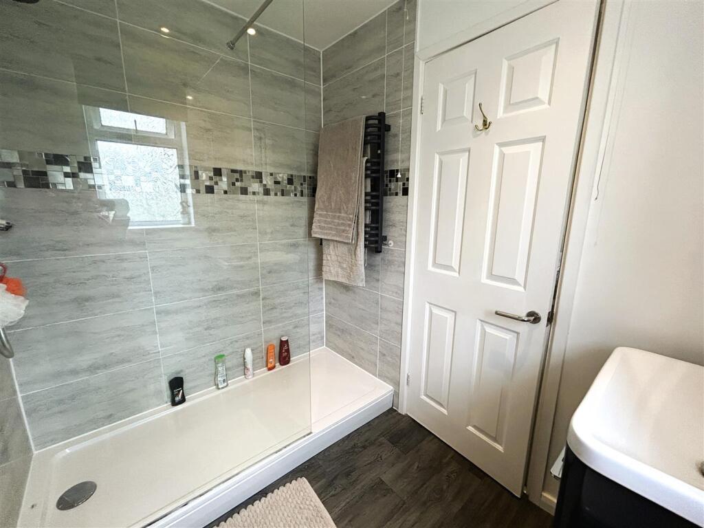 ensuite shower.JPG