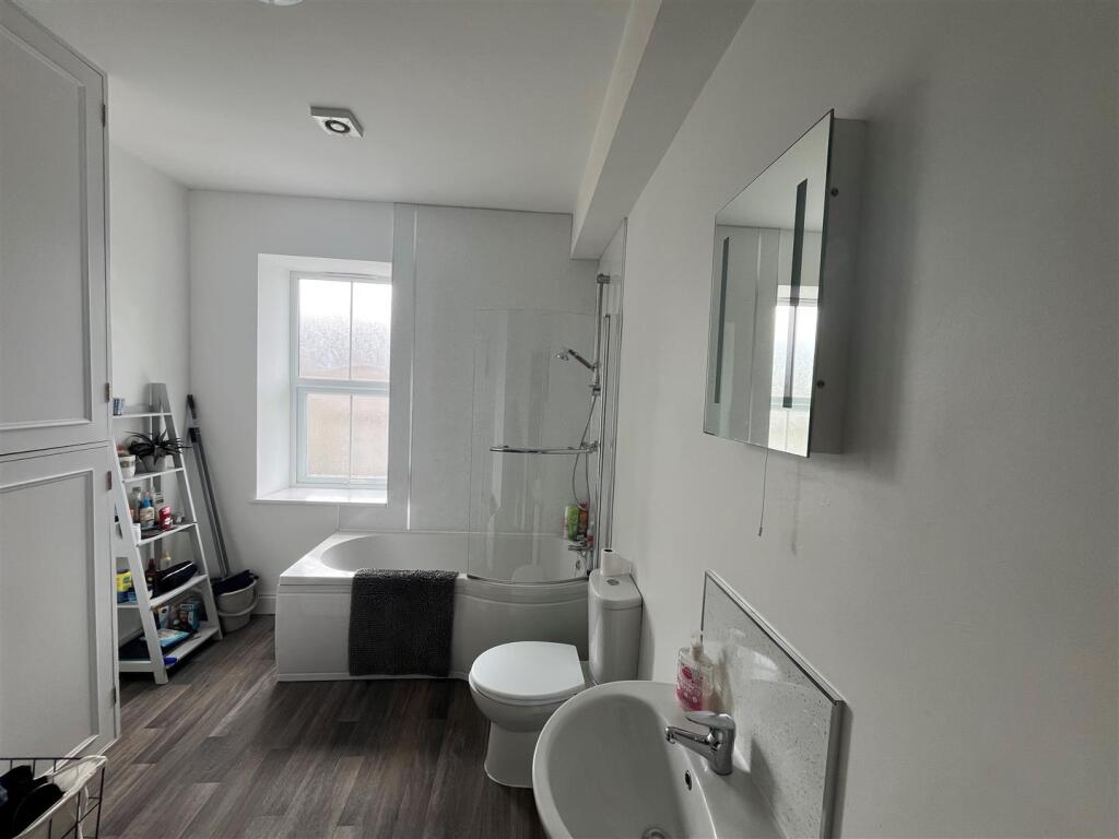 Bathroom 1.jpg
