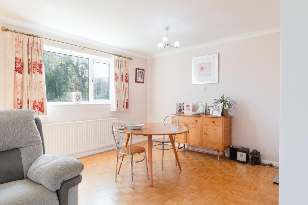SPACIOUS LOUNGE/DINING ROOM