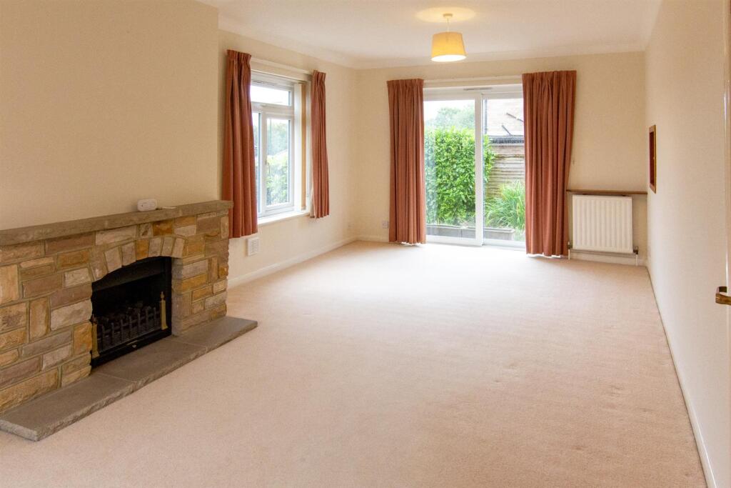 Harlands Rd - 71 - living room.jpg
