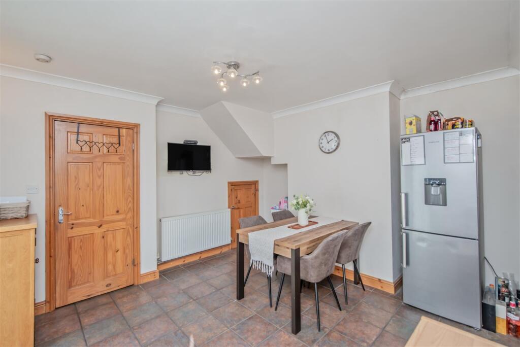 Dining room / Fitted Kitchen: