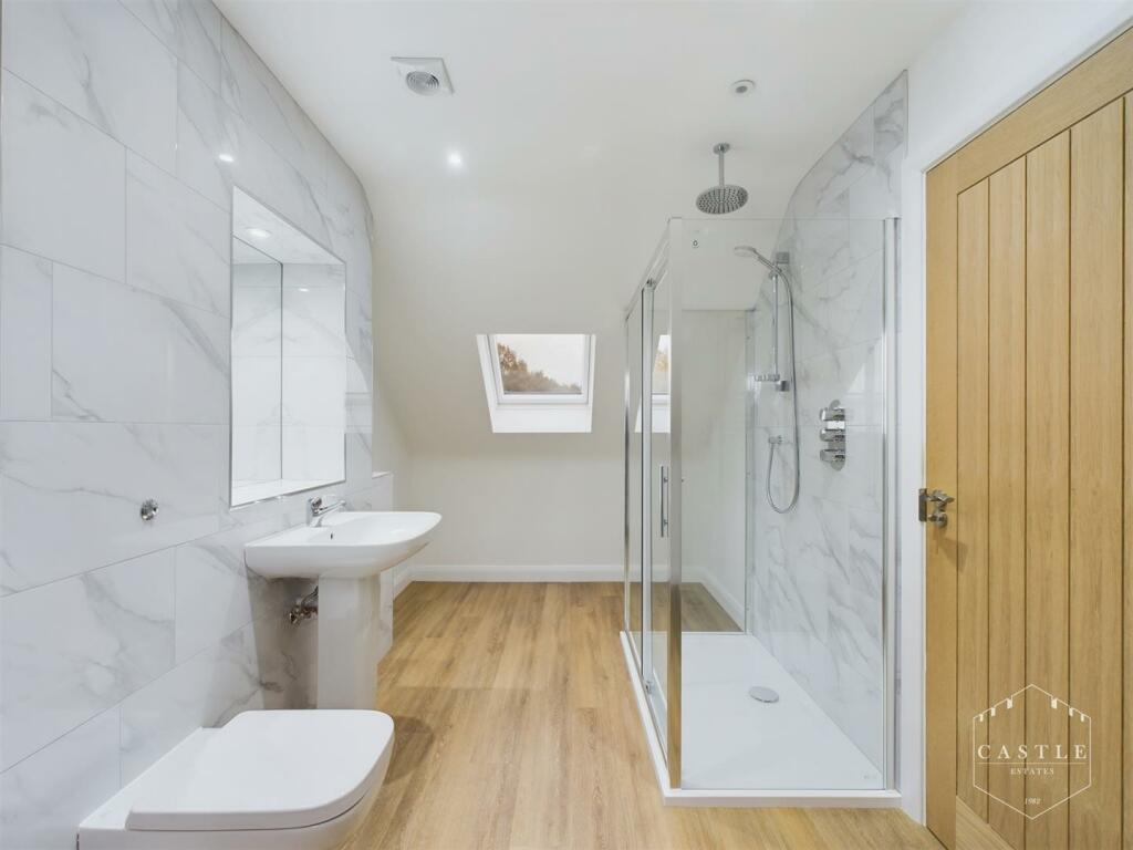 ENSUITE BATHROOM