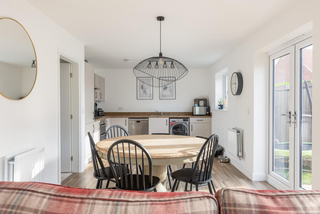Laurel Court 25 Kitchen Dining Family Room-4