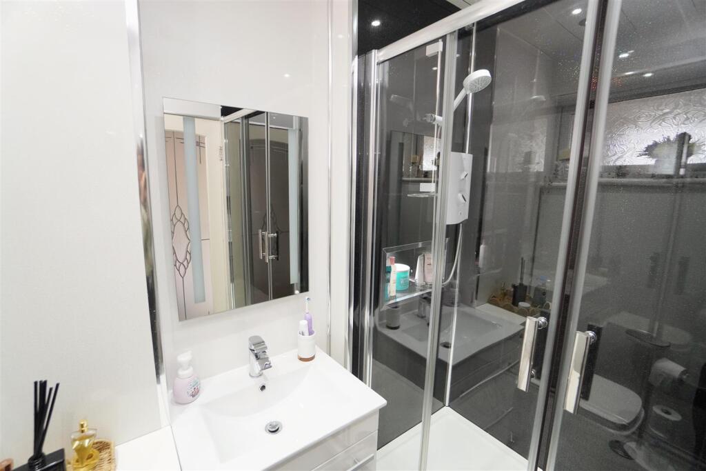 BATHROOM1.jpg