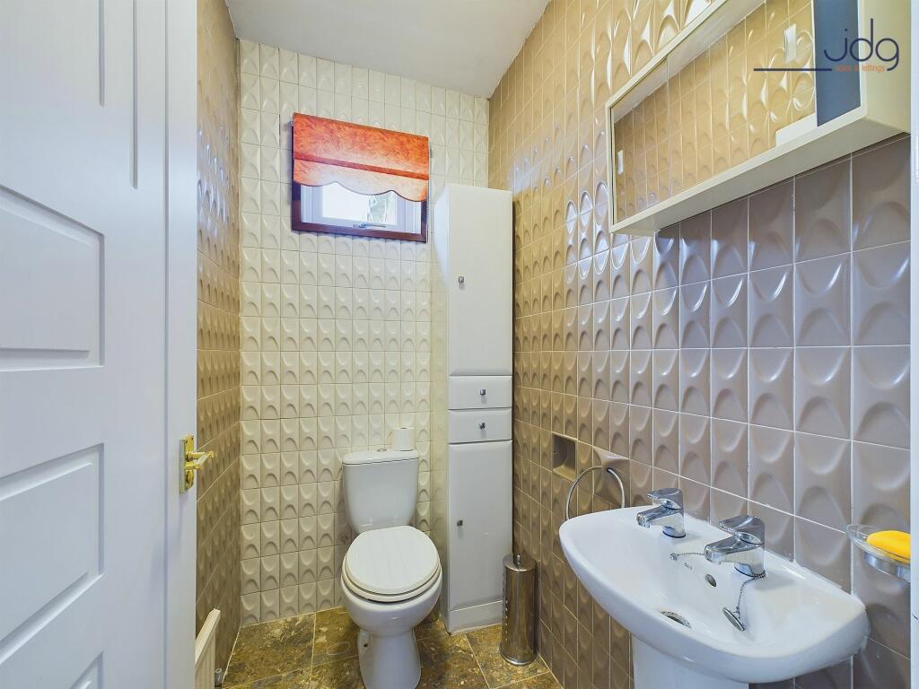 This 2nd wc is ideal for visiting guests