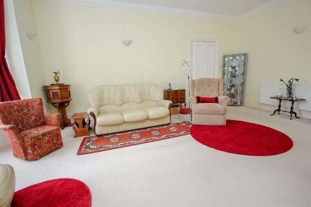 Lounge 3.jpg