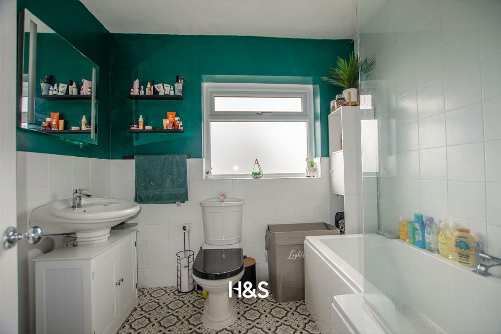 10 foxcote bathroom.jpg