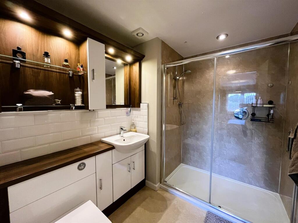 EN-SUITE SHOWER ROOM