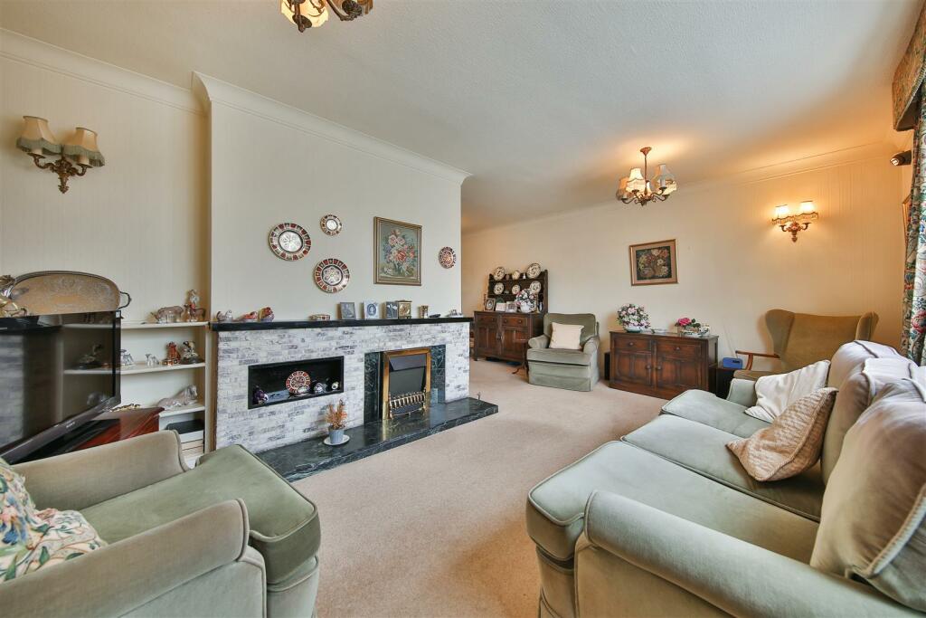 2 Living Room.jpg