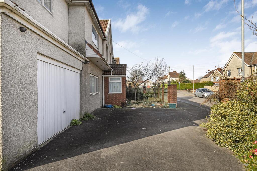Front Driveway.jpg