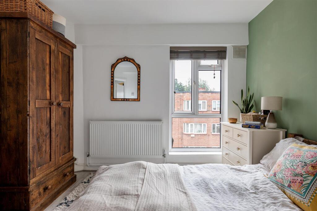 Bridge Court E10