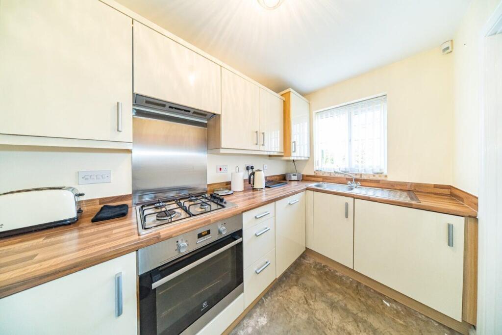 15 Station Road kitchen 2.jpg