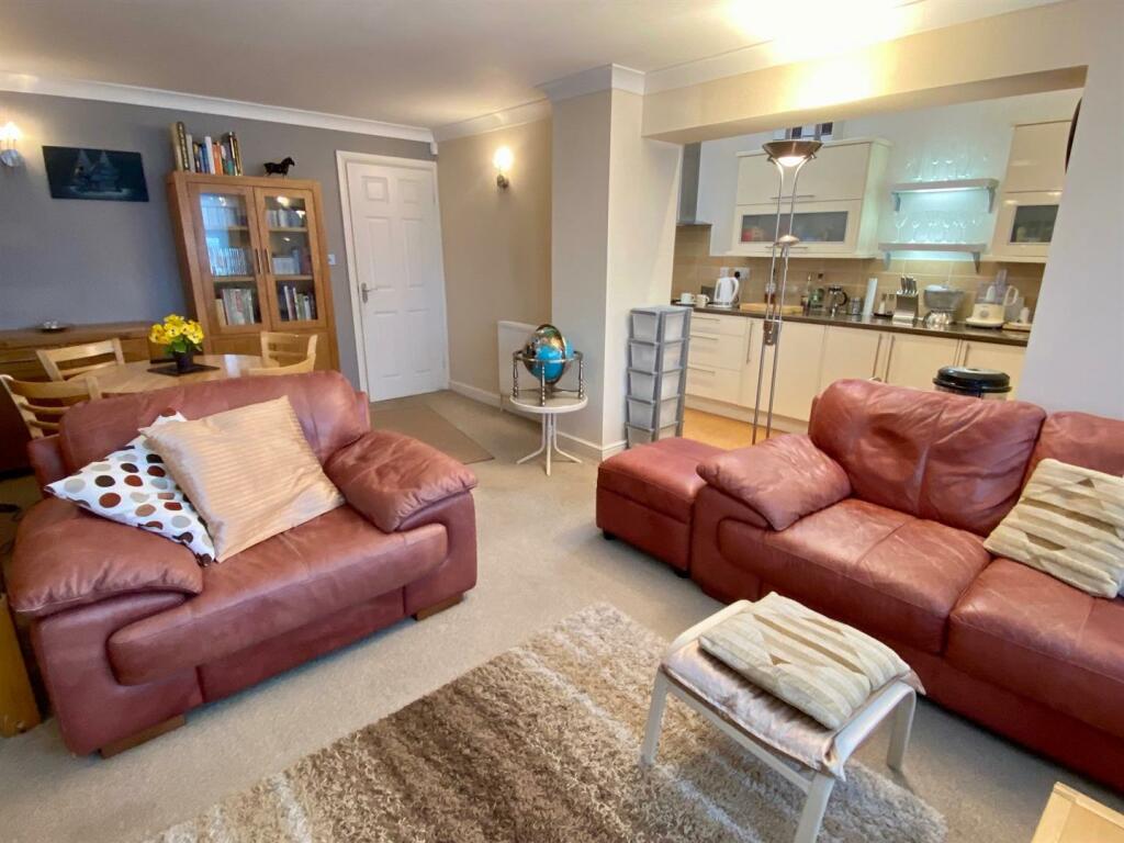 kings head road 15b lounge kitchen.jpg