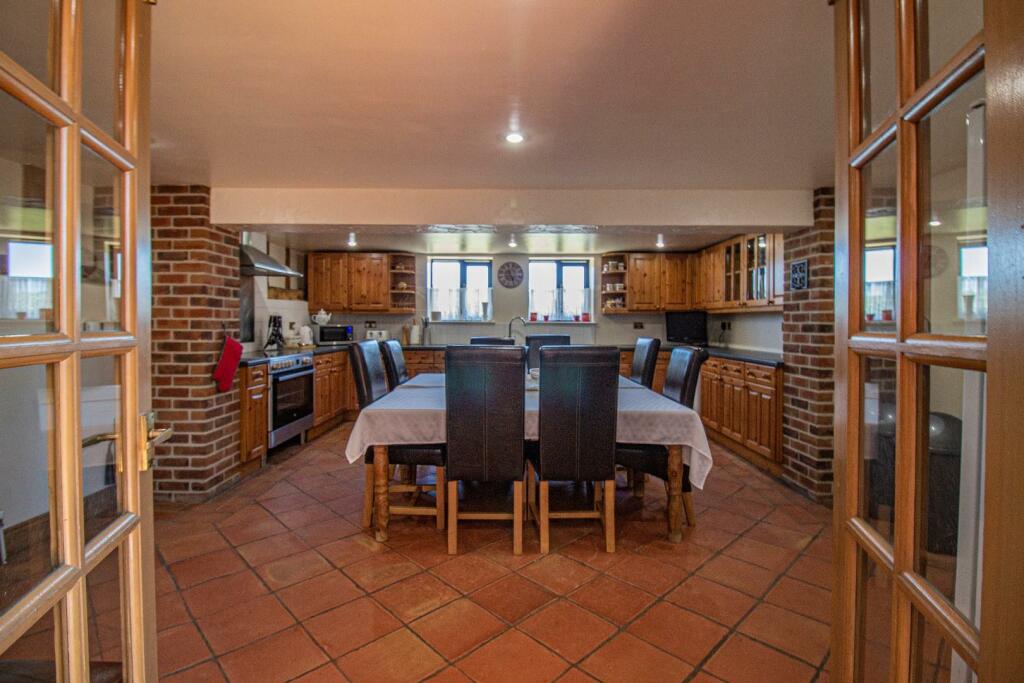 2 Clamp Farm Barns [Kitchen] 02.jpg