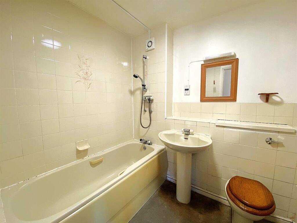 29 Charters Towers - En Suite.jpg