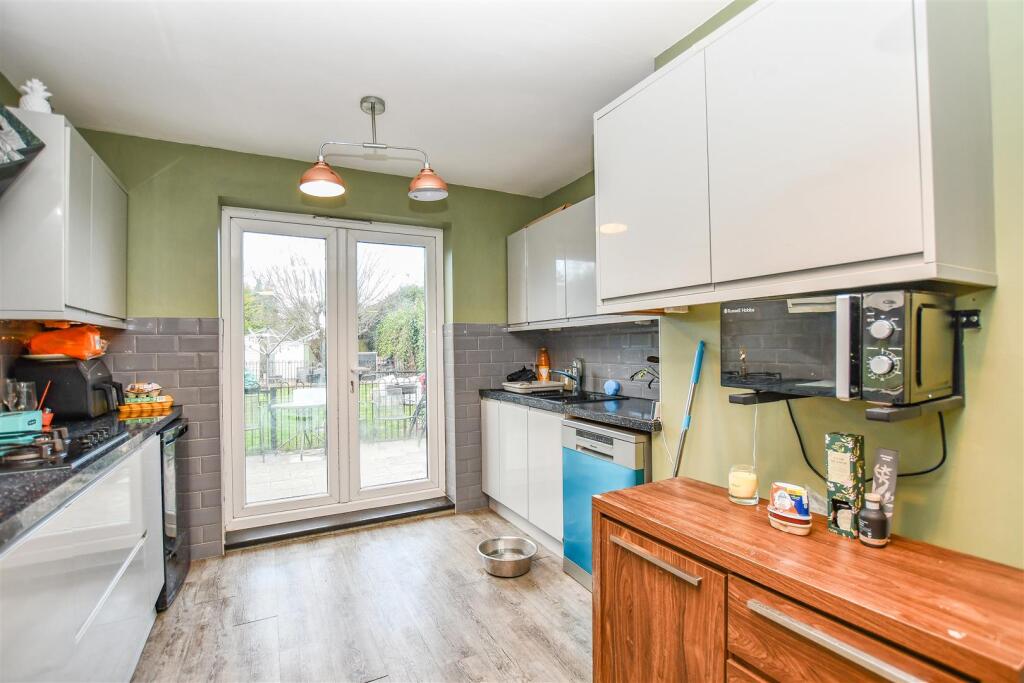 Kitchen 2.jpg