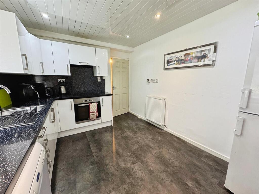 Kitchen 1.jpg