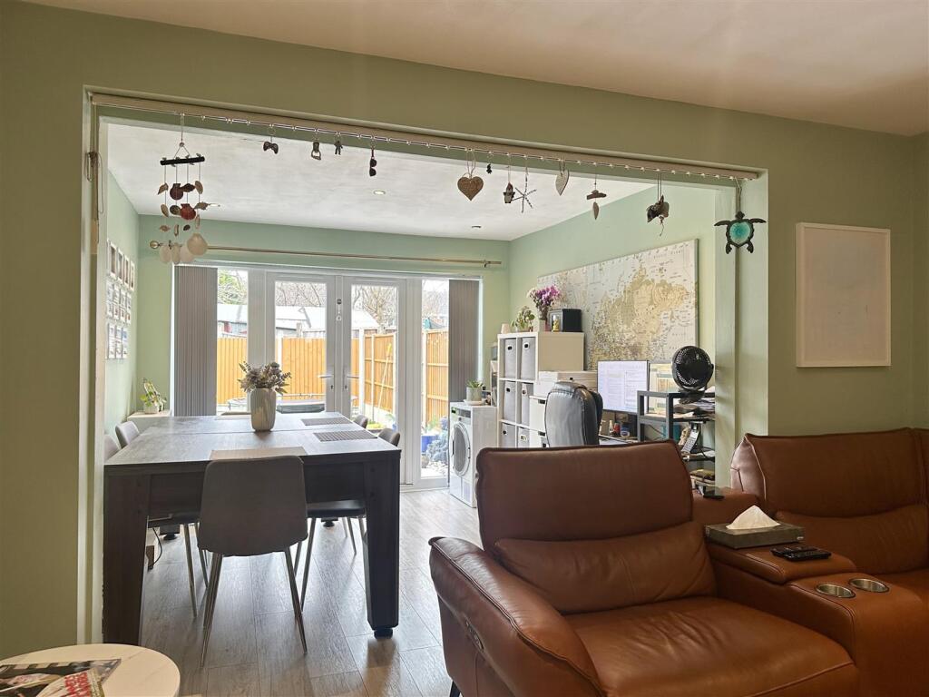 LOUNGE / DINING AREA