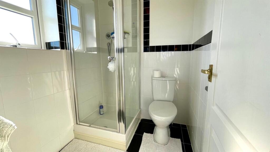 EN-SUITE 3-PIECE SHOWER ROOM