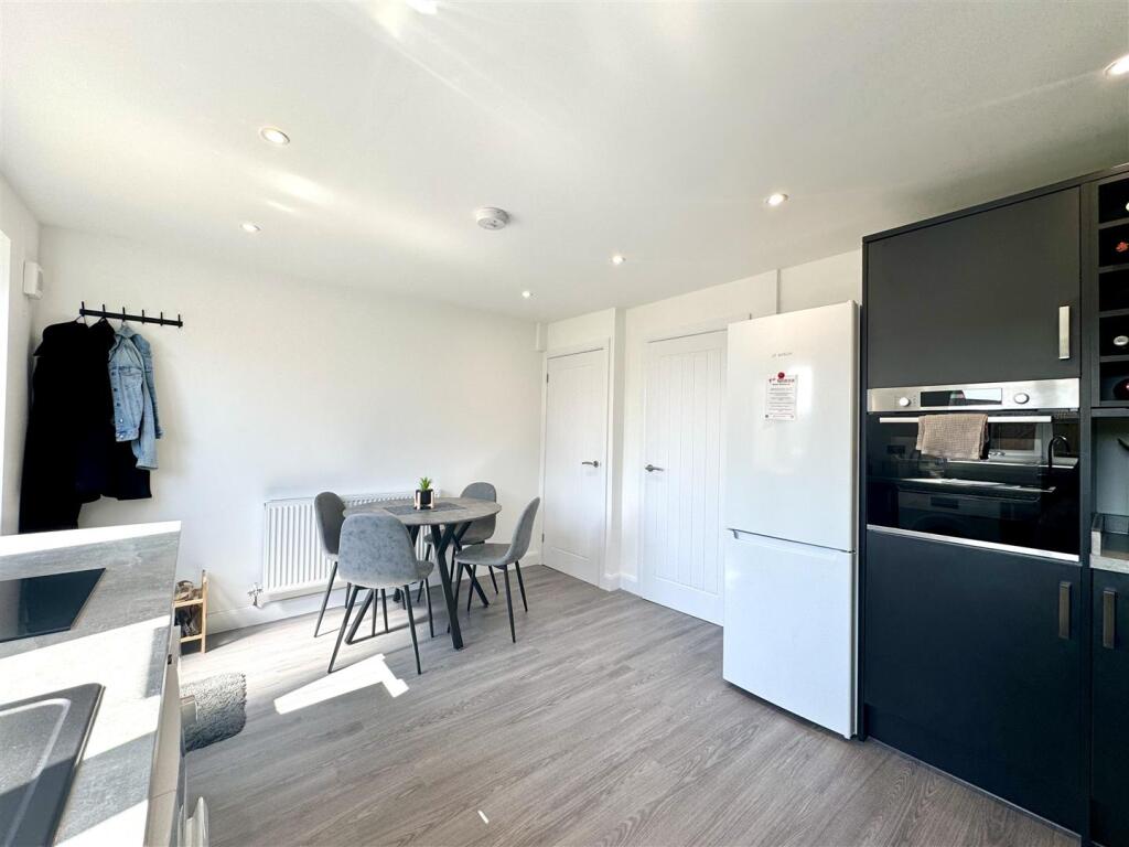 KITCHEN/DINNIG ROOM