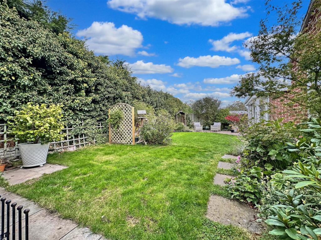 Established Private Garden 340