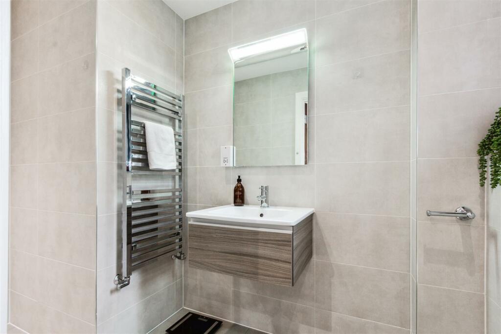 9 Vulcan House bedroom 1 ensuite.jpg