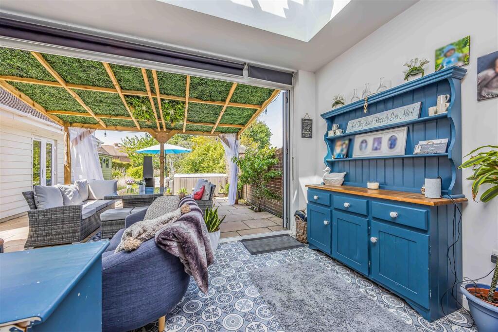 Anarue, Manor Road, Hayling Island-Small-PorticoMa