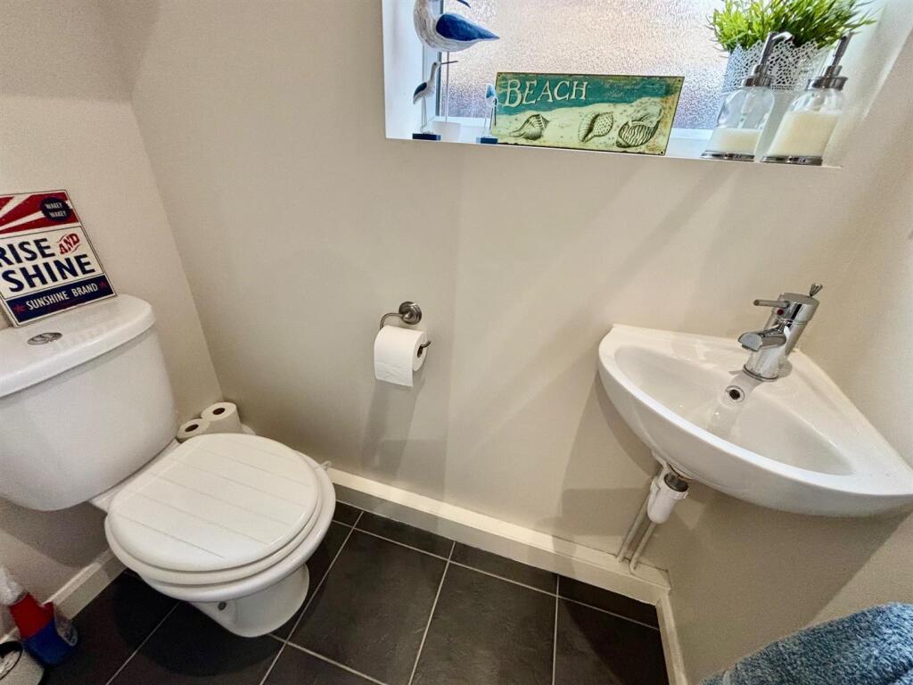 Guests Cloak Room/WC