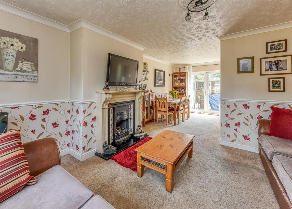 20 Wombourne Road-Living Room (2).jpg