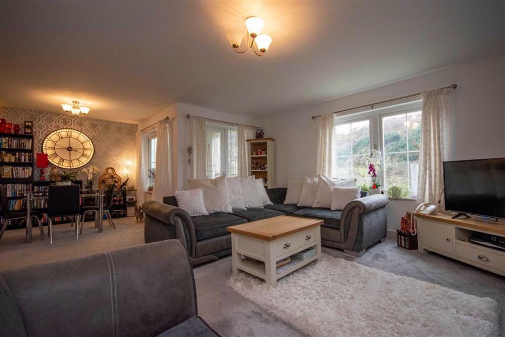Lounge &amp; Dining Area