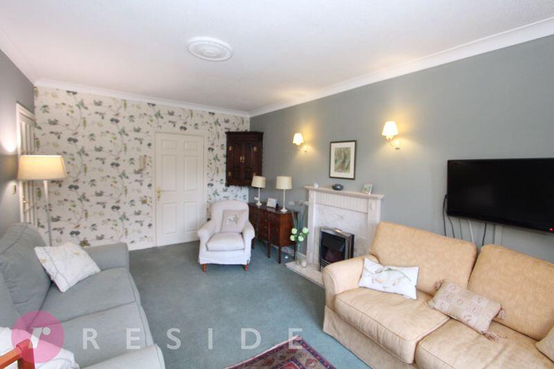 Lounge/Dining Area