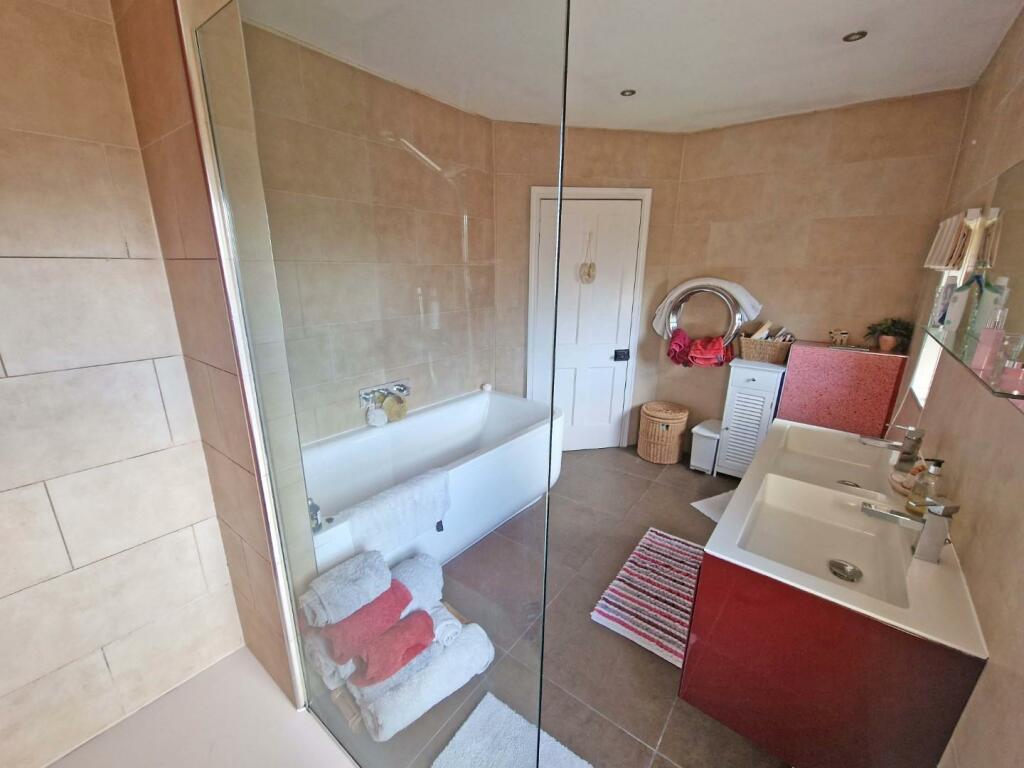 Bathroom1.jpg