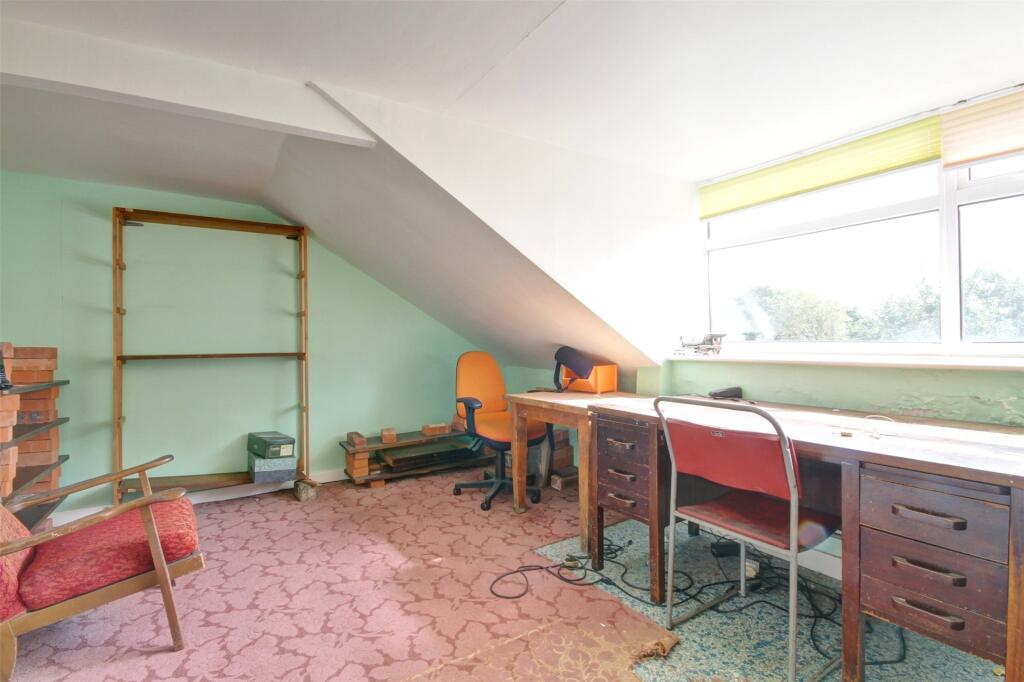 Bedroom 5/ Living