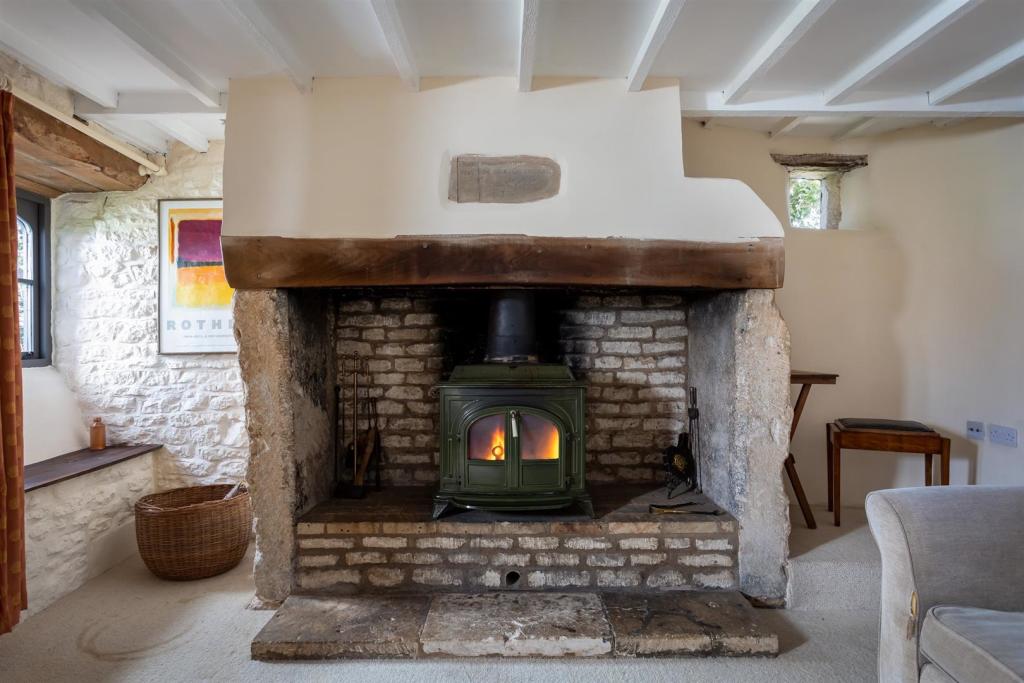 25 - Christmas Cottage - GL6 8JG - Web.jpg