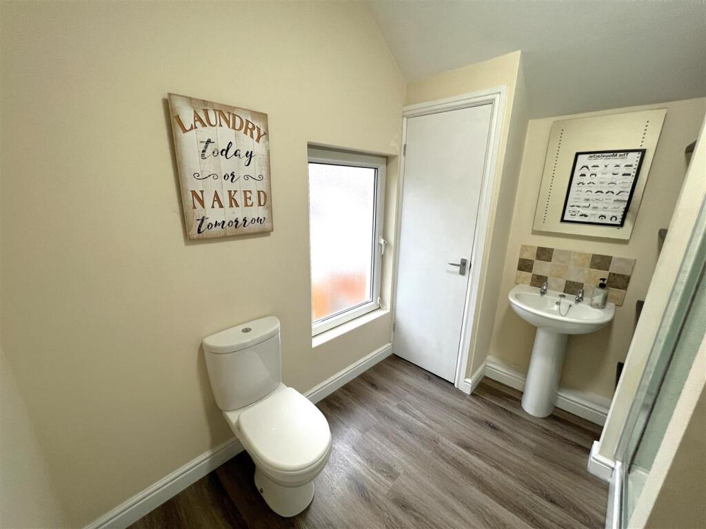 Bathrom B.JPG