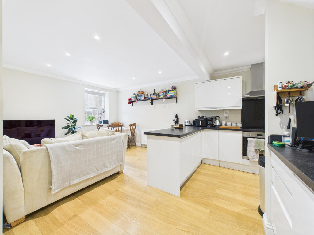 CAM02909G0-PR0456-STILL004