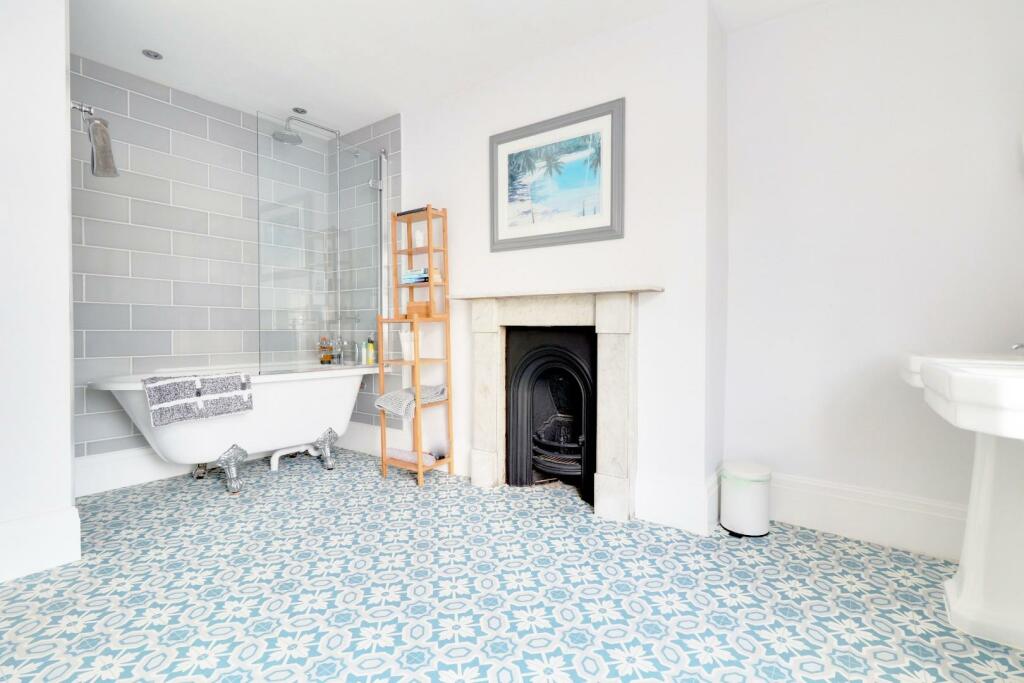 Bathroom (2).jpg