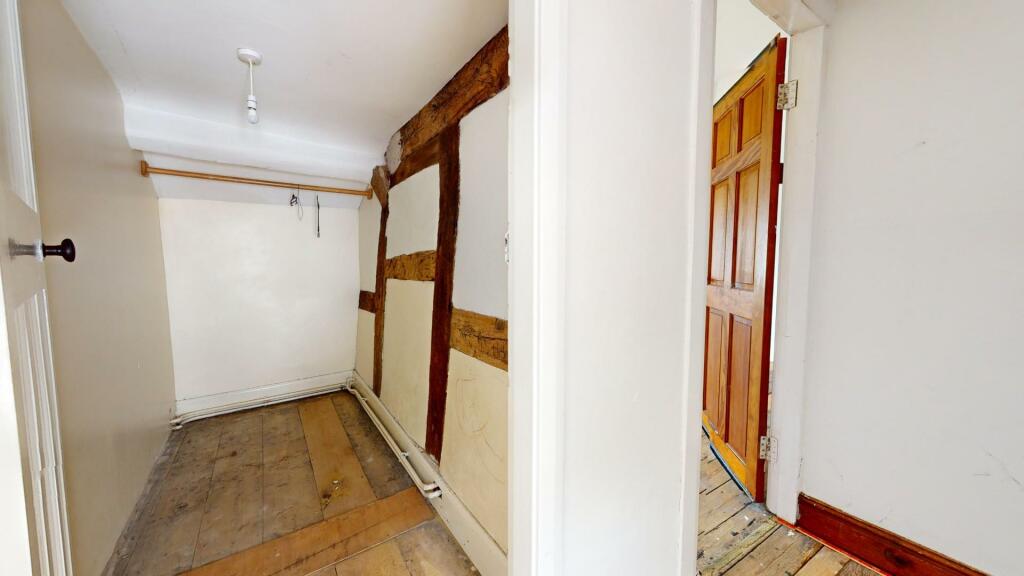 WALK IN LINEN CUPBOARD
