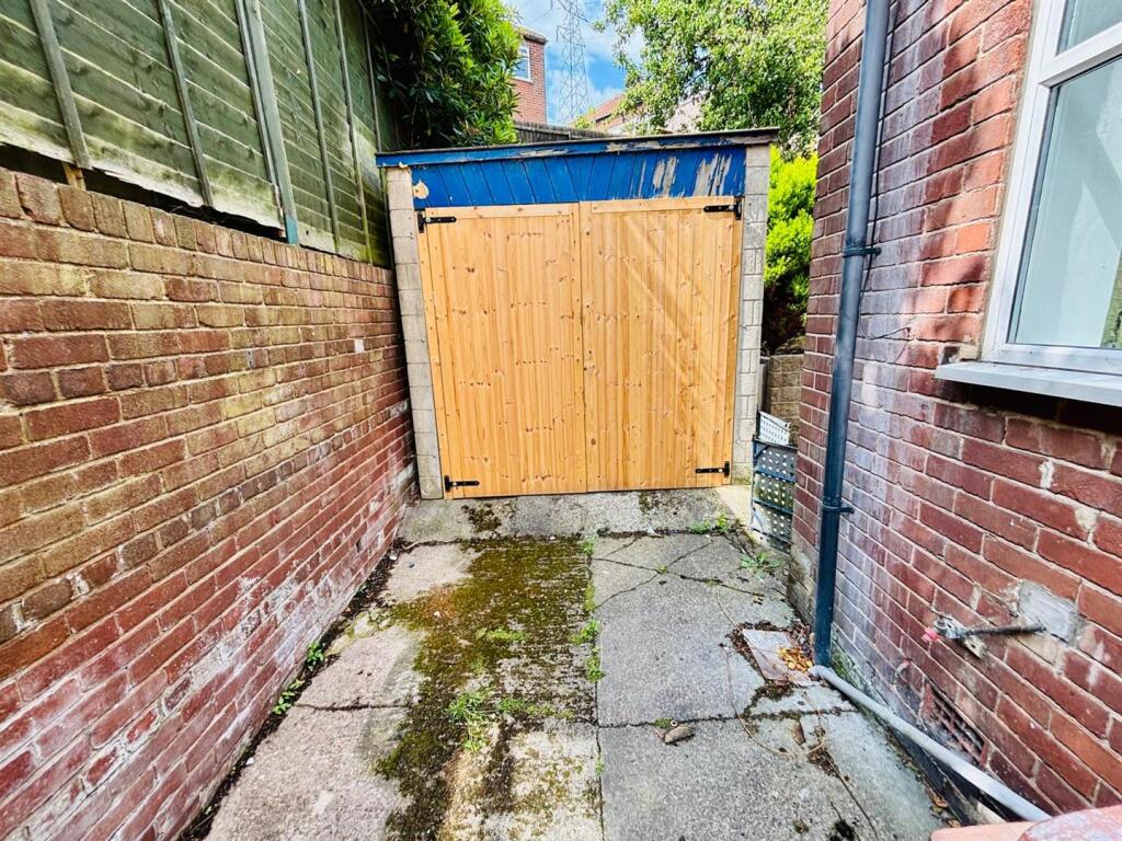 Off Street Parking / Driveway / Single Detached Ga