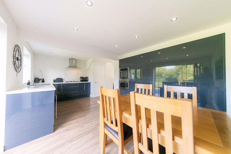 Kitchen &amp; dining room