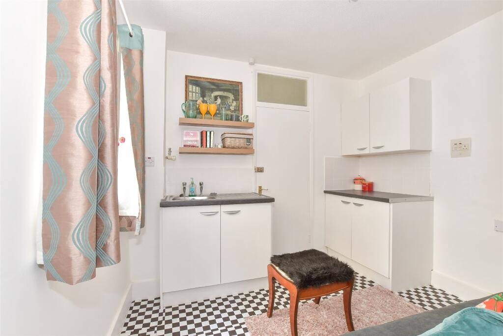 Lounge/ Kitchen